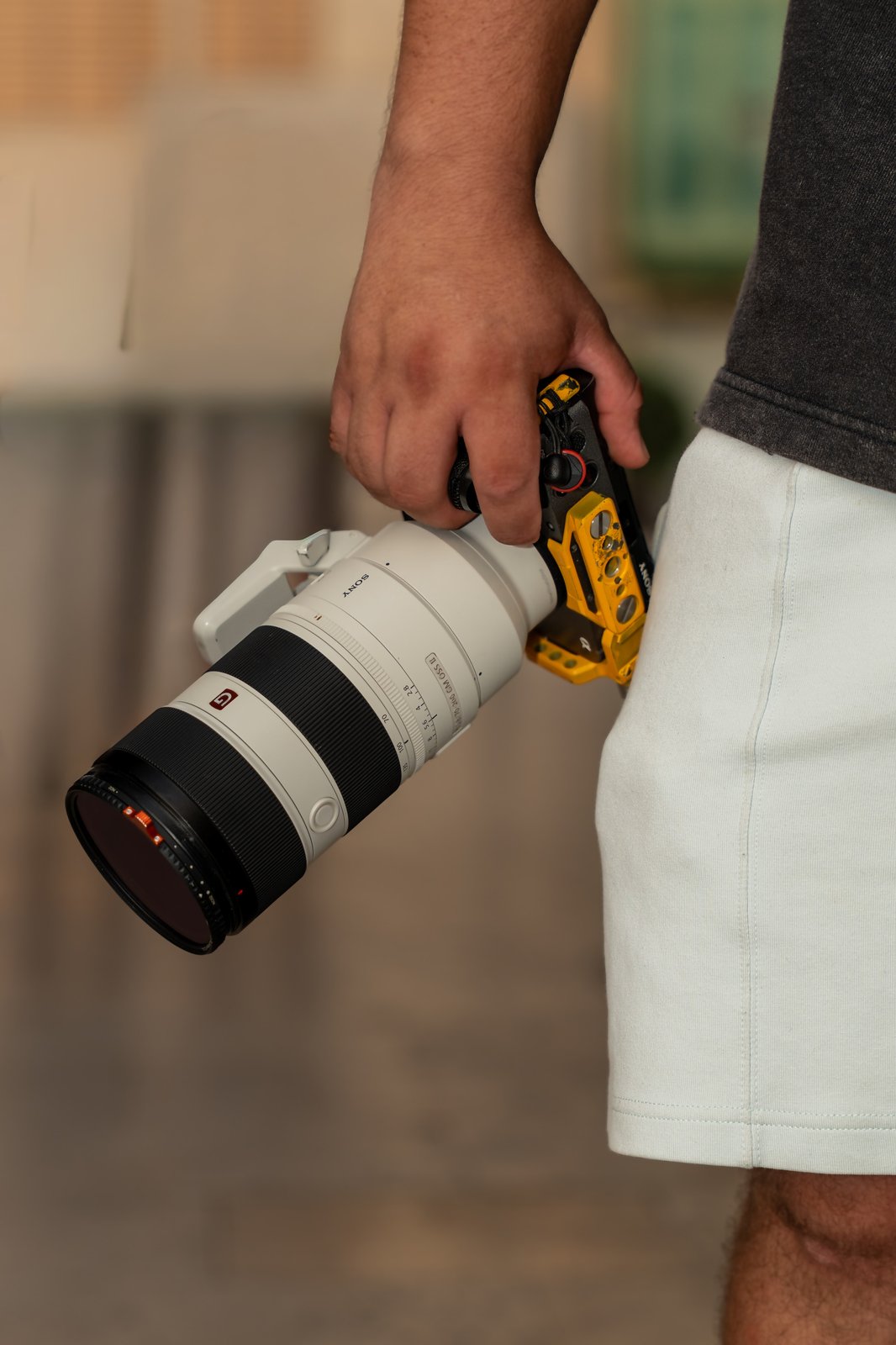 Detalle de cámara Sony en mano