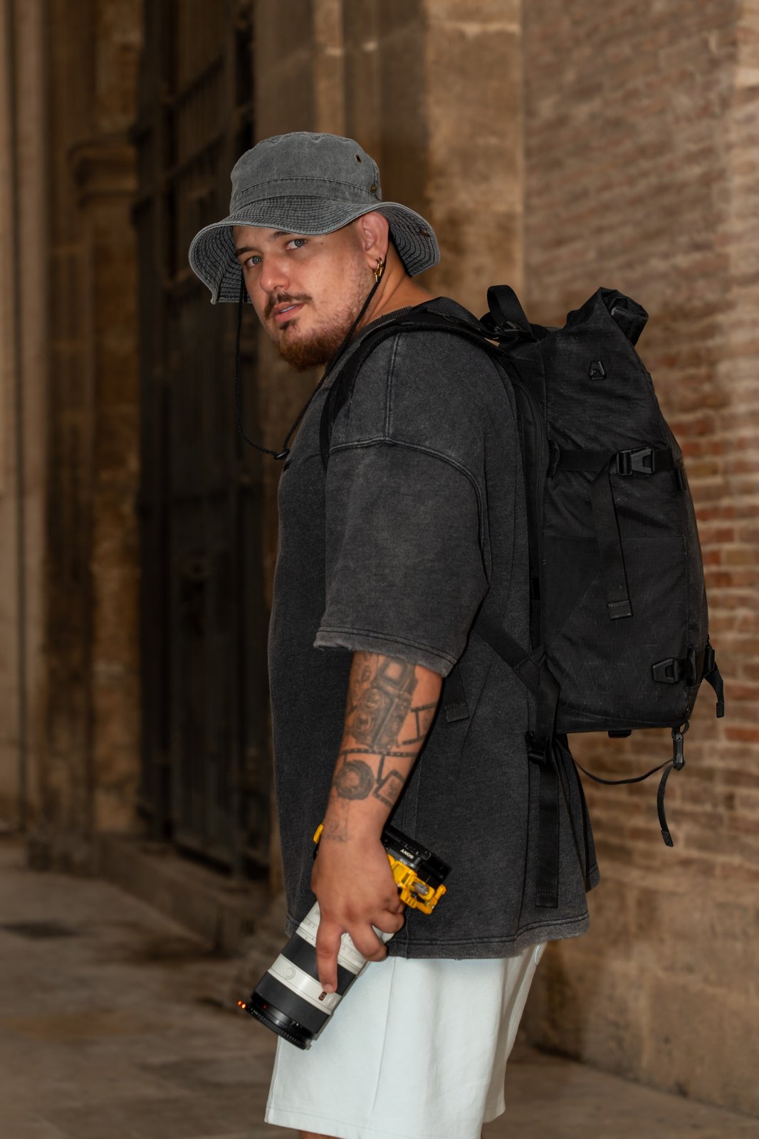 Sebastián Serrano con mochila de equipo